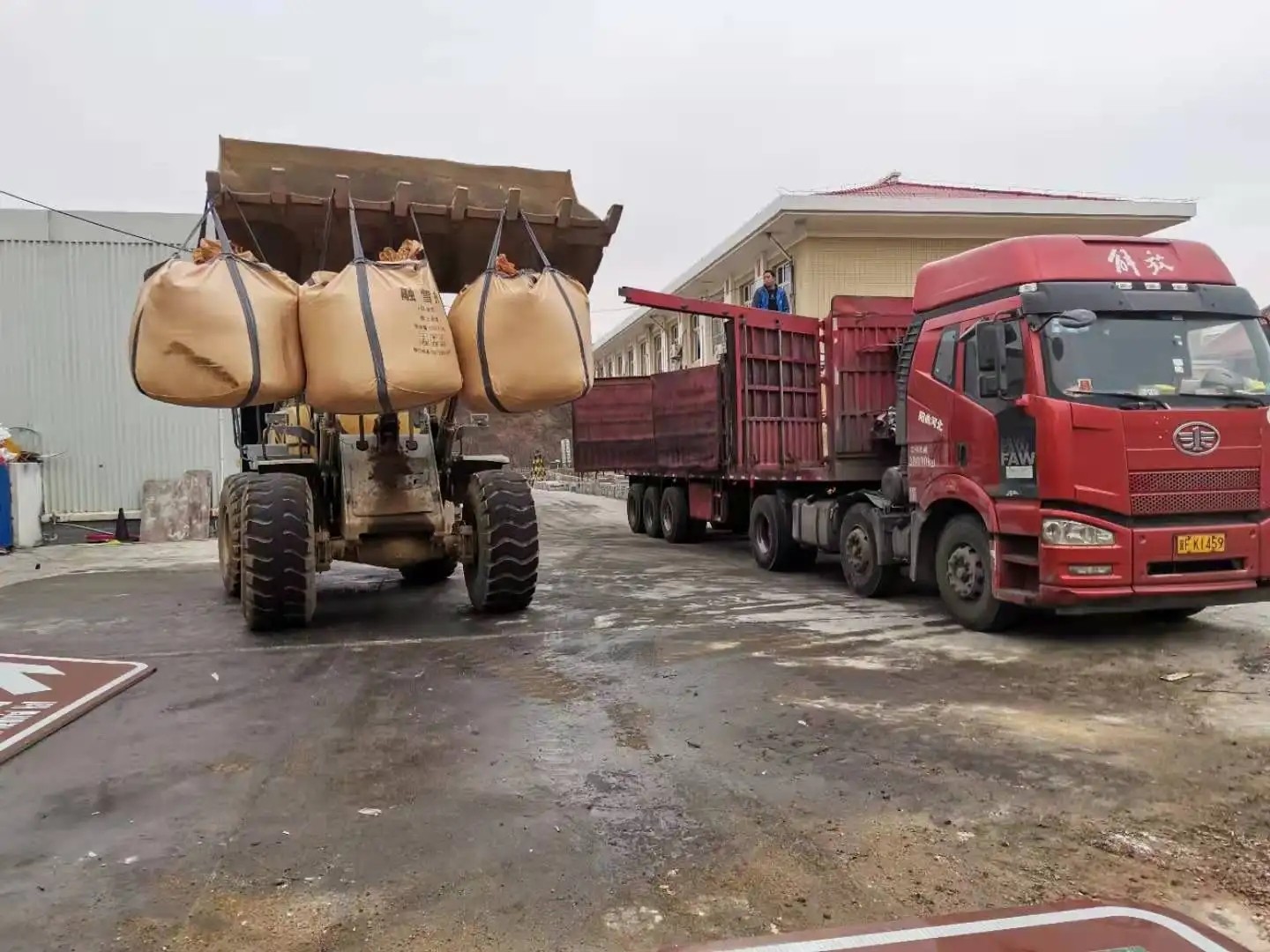 融雪剂是雪前撒还是雪后撒？